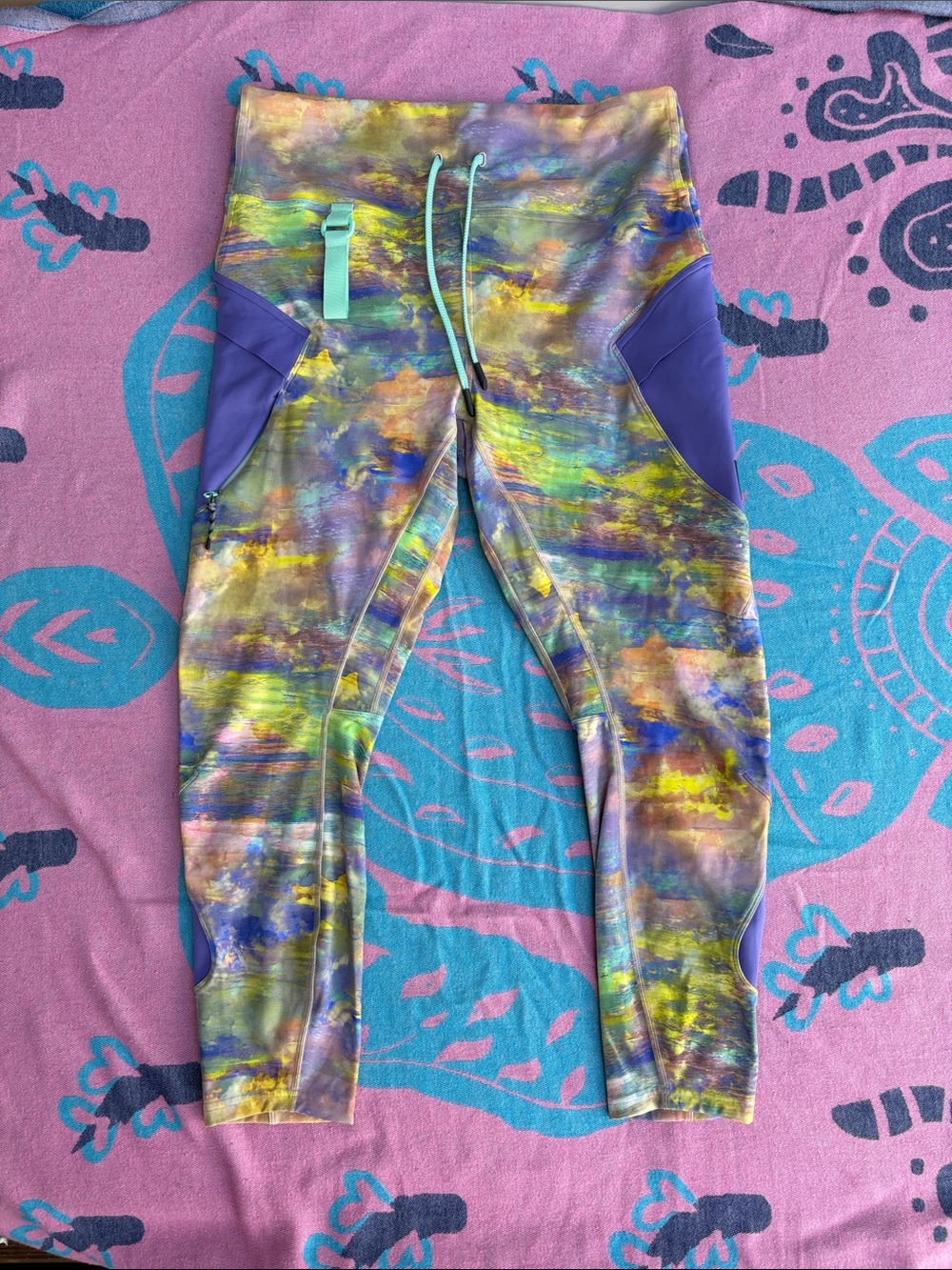 Lululemon super high – rise cargo tights size 12. Altered Nature Multi print